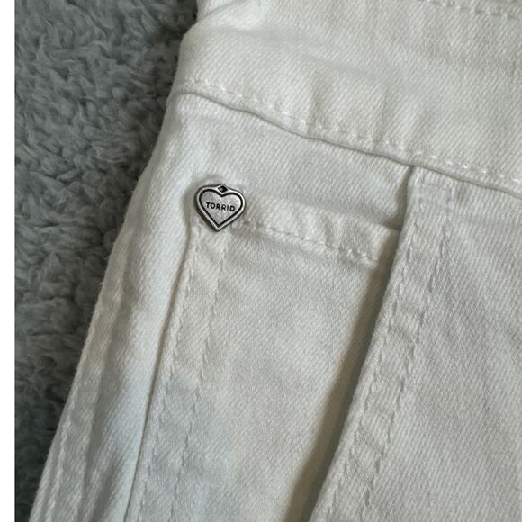 Torrid White Denim Cutoff Plus Size Boyfriend Shorts Fray Hem SZ 26 Coastal Chic - Picture 6 of 9